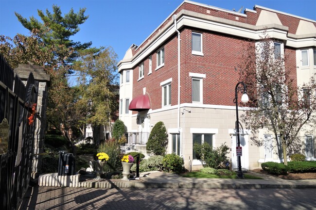 Building Photo - 216 Saint Michaels Walk