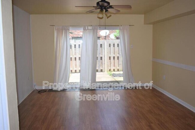 Foto del edificio - 2530 E North St