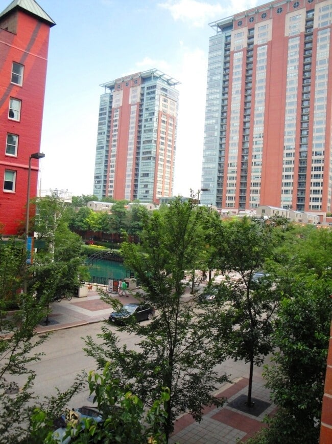 Building Photo - 480 N McClurg Ct