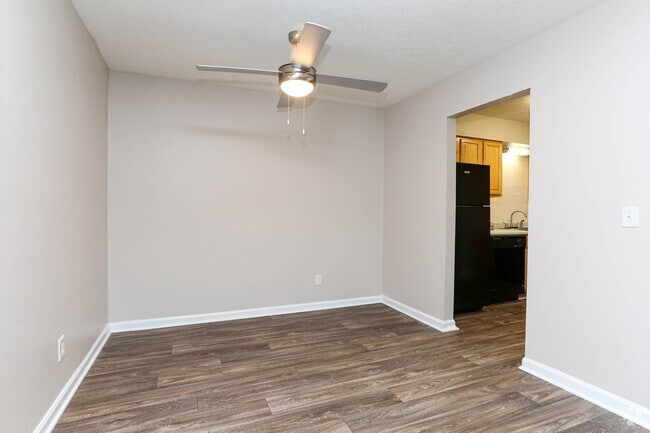 2BR, 2BA - 1,000 SF - Dining Area - Newberry Parc