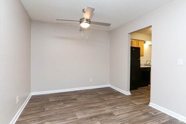 2BR, 2BA - 1,000 SF - Dining Area - Newberry Parc