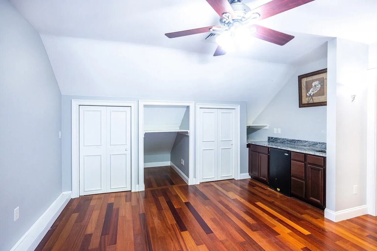Primary Photo - 302 Grove St