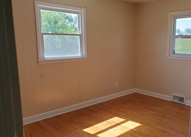 bedroom - 827 Cherokee Ln