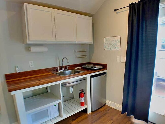 Building Photo - Immaculate studio cottage in the heart of ...