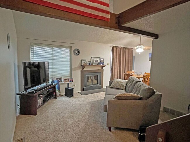 Foto del edificio - 2-Bedroom Townhome w/ Garage in Northeast Colo Springs