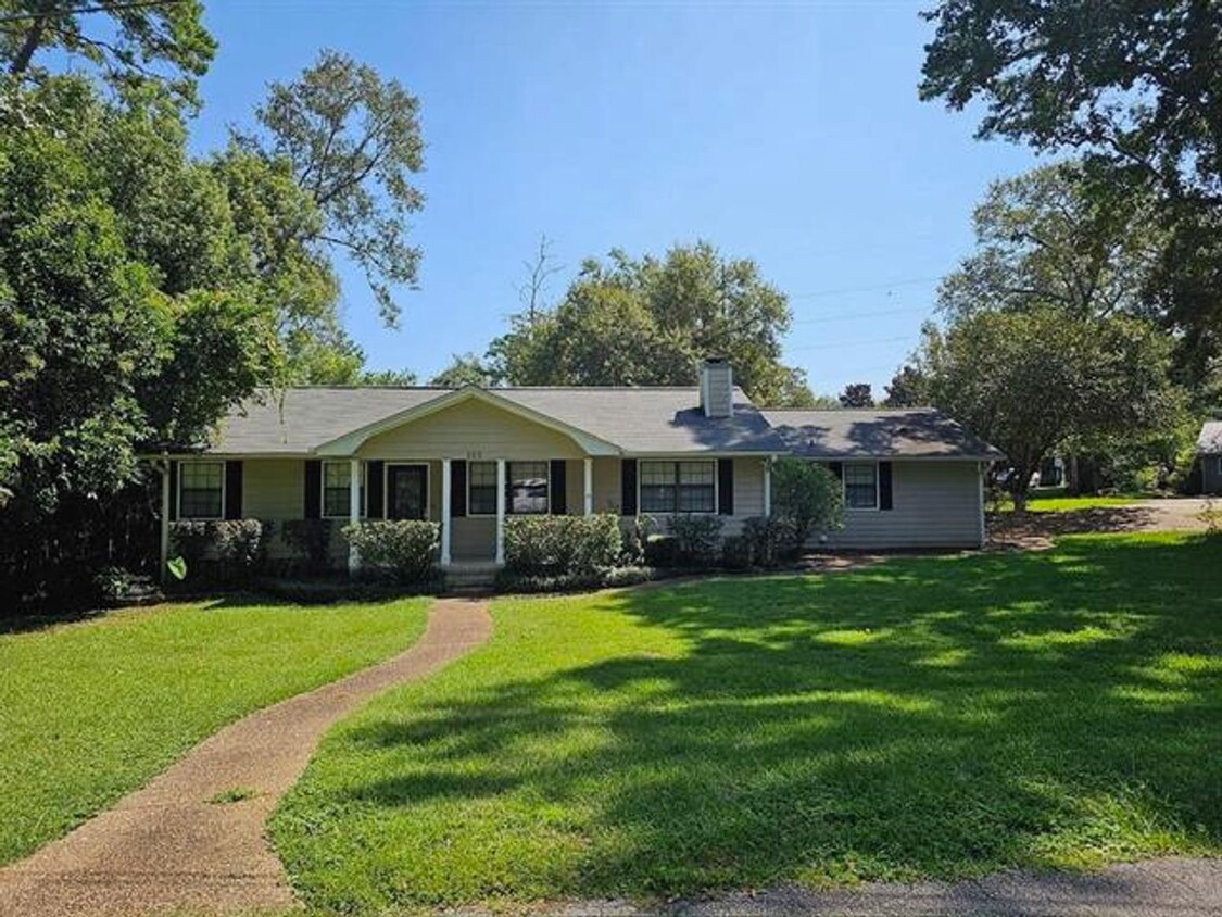 Primary Photo - Charming In Town Pool Home