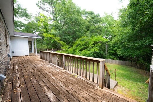 Building Photo - 5400 Larchmont Dr