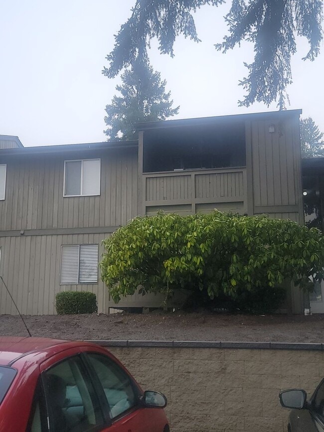 Foto del edificio - MOVE IN SPECIAL $500 OFF MOVE IN COSTS 2 Bedroom, North Tacoma, $1395 + $100 w/s/g = $1495.00, up...