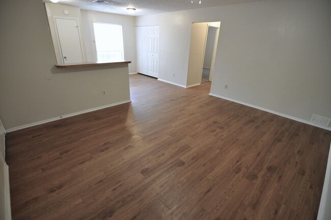 Building Photo - Amazing unit, perfect location!