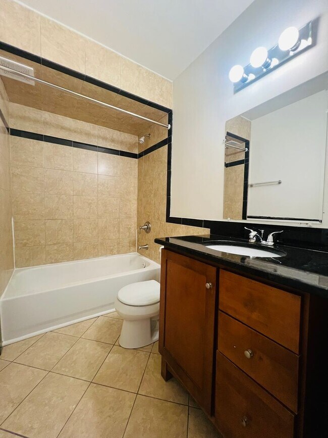 Foto del edificio - Charming 2-Bedroom Ranch with Modern Finishes & Attached Garage