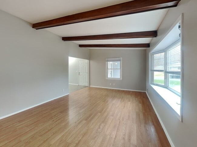 Foto del edificio - 2272 Hazel St N