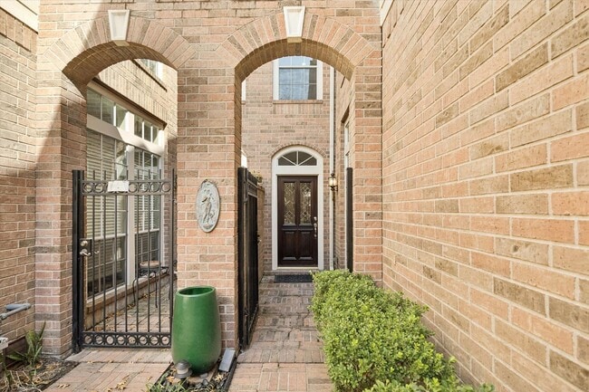 Building Photo - Beautiful Home Near University of St. Thomas