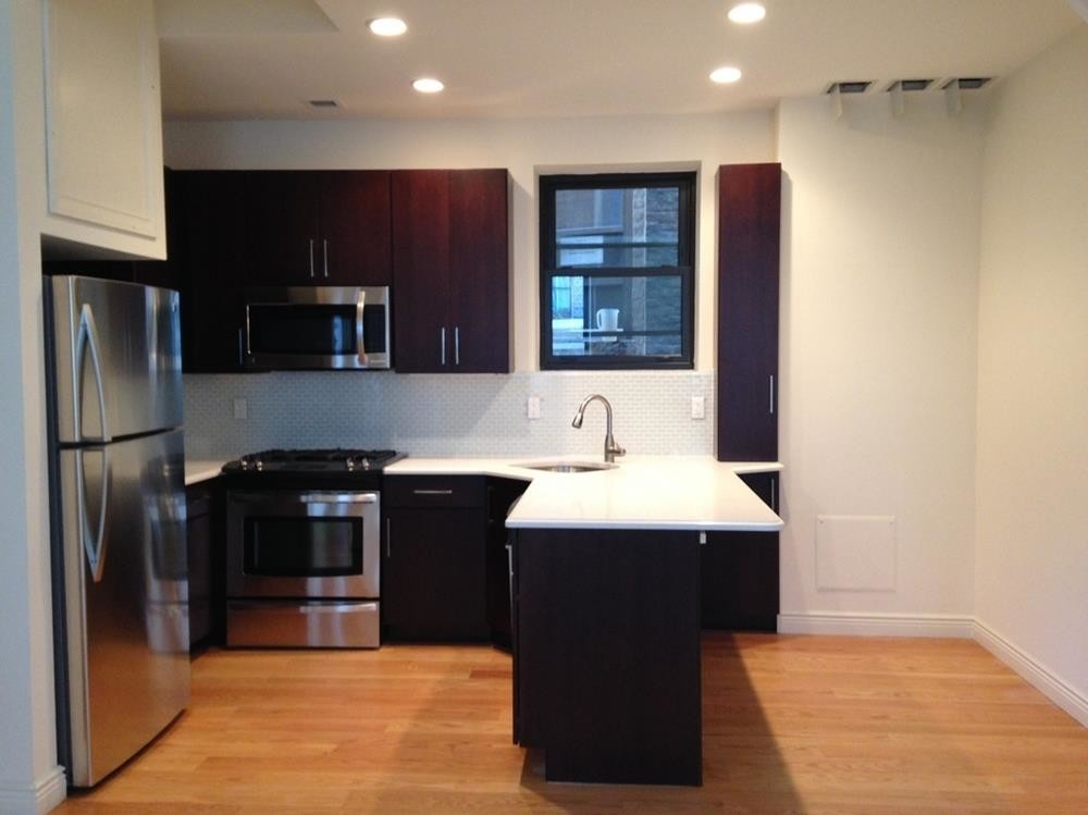 Primary Photo - 145 East 82nd Street