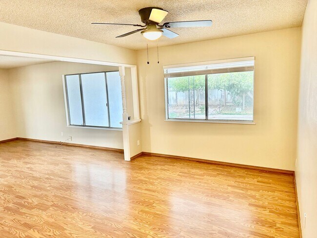 Building Photo - 4 br, 3 bath House - 1088 E Menlo Ave