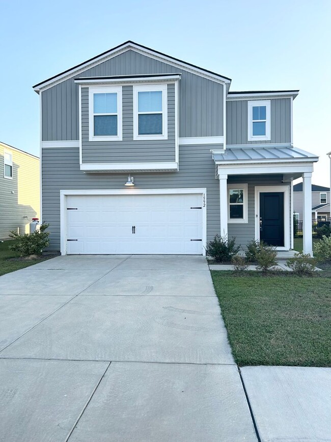 Building Photo - BEAUTIFUL 4 bedroom / 2.5 bath home locate...