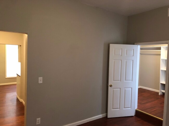 Building Photo - Large Duplex