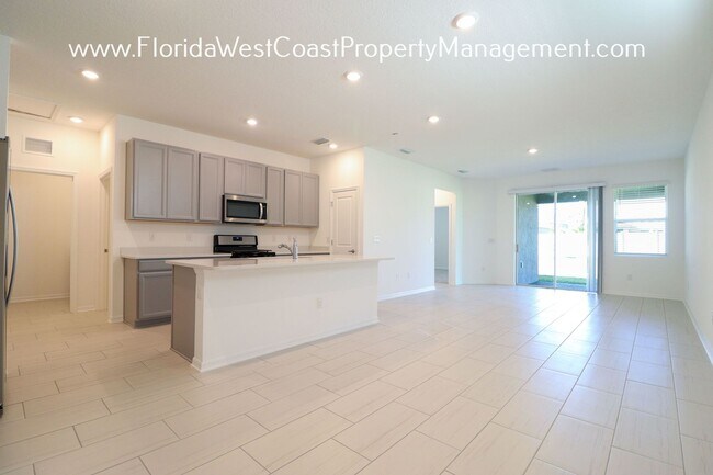 Building Photo - OUTSTANDING 3 BEDROOM/2 BATH IN EAVE'S BEND/ARTISAN LAKES PALMETTO!