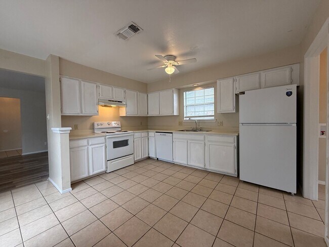 Foto del edificio - Cozy and clean 3 bedroom 2 bath townhouse AVAILABLE NOW!