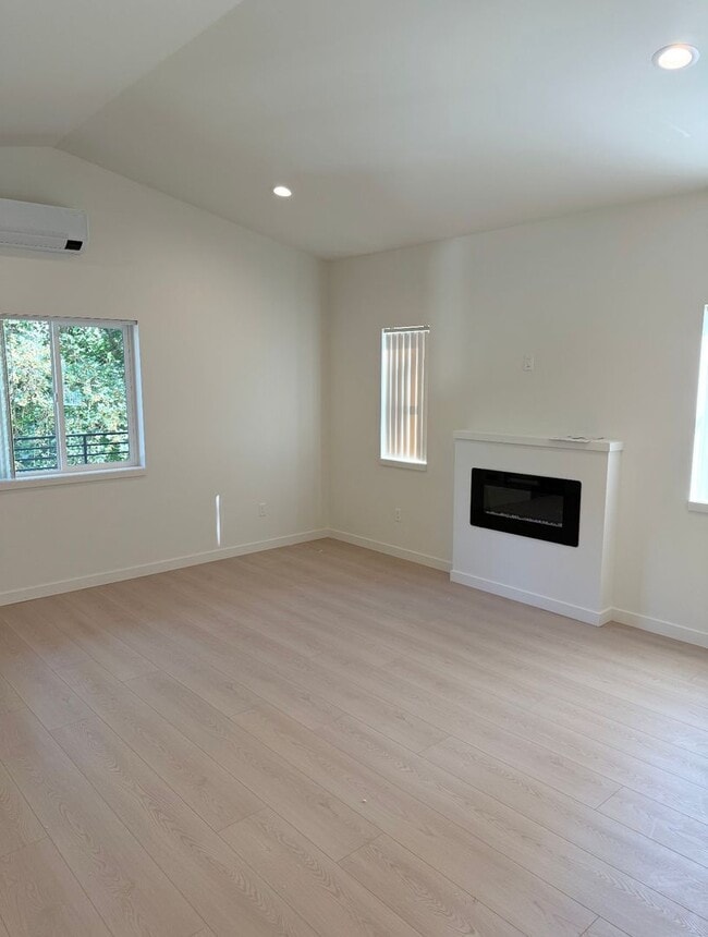 Building Photo - Duplex in CDA!