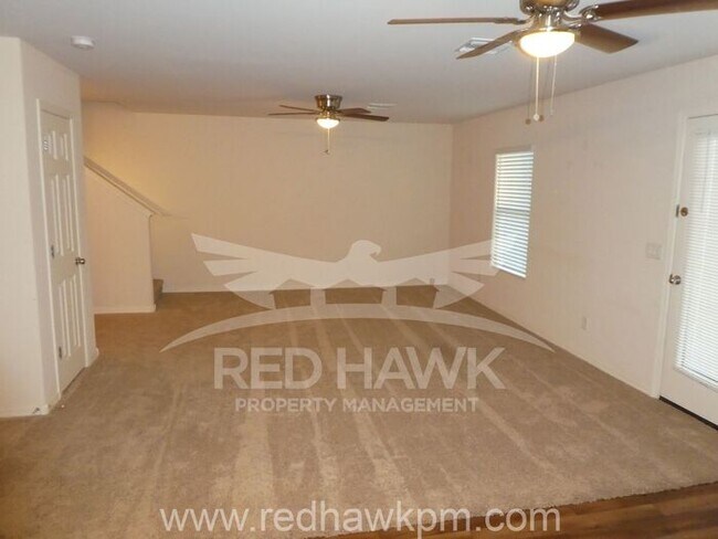 Foto del edificio - Gorgeous Three Bedroom plus Loft, Two and ...