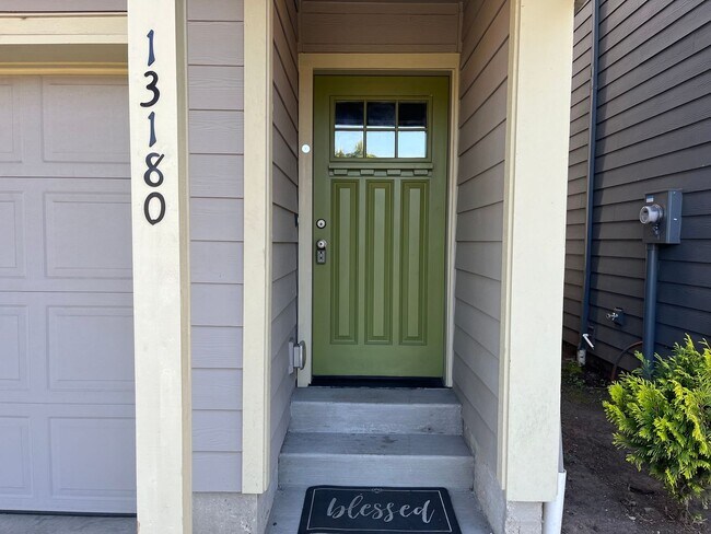Foto del edificio - 3Bd/1.5Ba home in Hazelwood neighborhood! -3 stories, Garage and Shared Ensuite Bathroom!