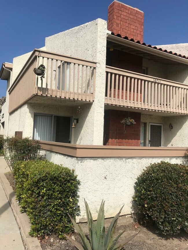 Building Photo - Huntington Harbour Area 2bed 2bath READY F...