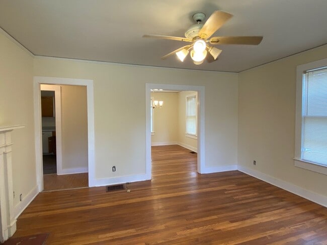 Building Photo - 2 Bedroom 1 Bath Home In Greenville !