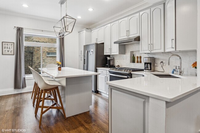 Building Photo - 905 W Lakeside Pl