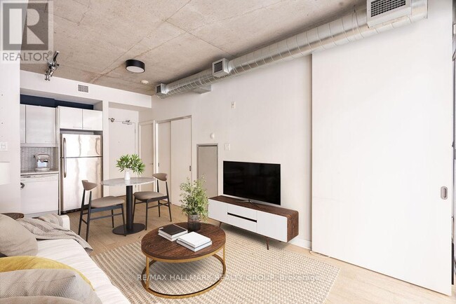 Photo du bâtiment - 354-354 Gladstone Ave