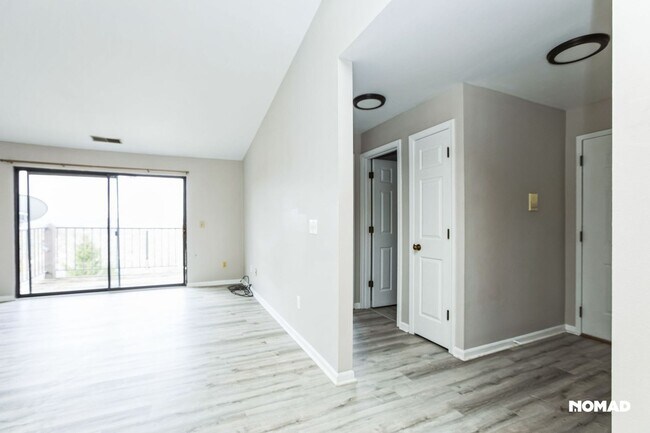Foto del edificio - Charming 2BR Condo in Bellevue