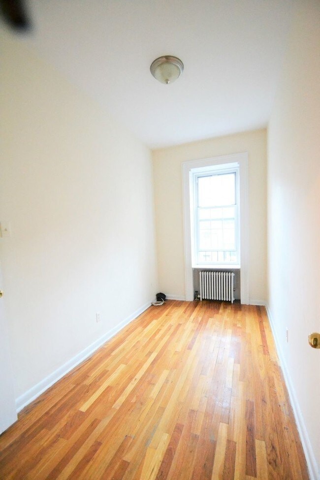 Foto del edificio - 329 E 52nd St