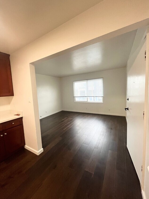 Primary Photo - Newly Renovated 1x1 with Parking Included!
