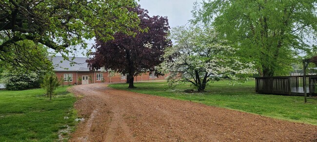 Building Photo - Lone Oak Cottage - 2 bedrm 1 bath Availabl...