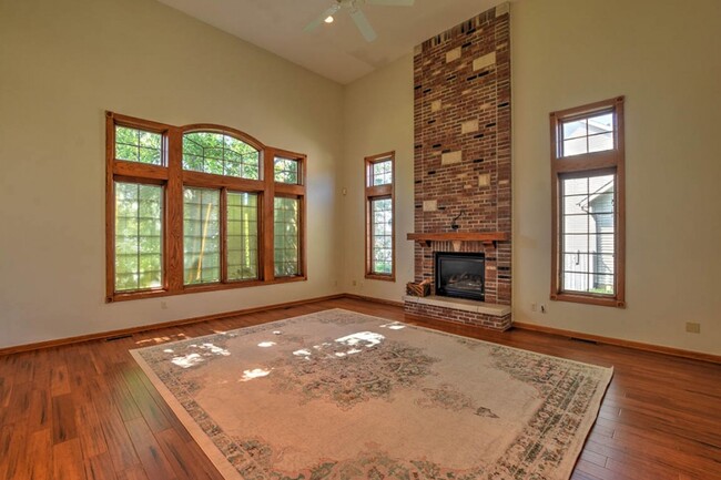 Building Photo - Beautiful Forsyth Home!