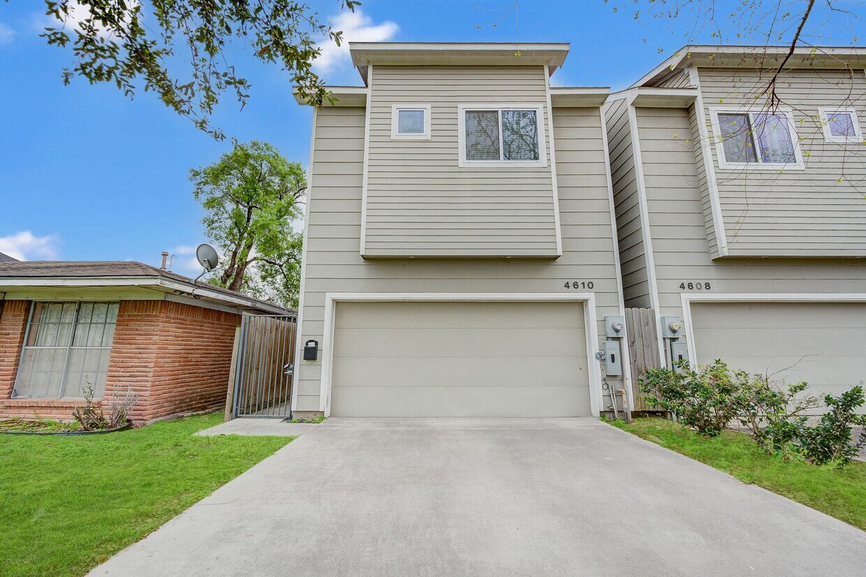Primary Photo - Modern home just minutes away from Downtown