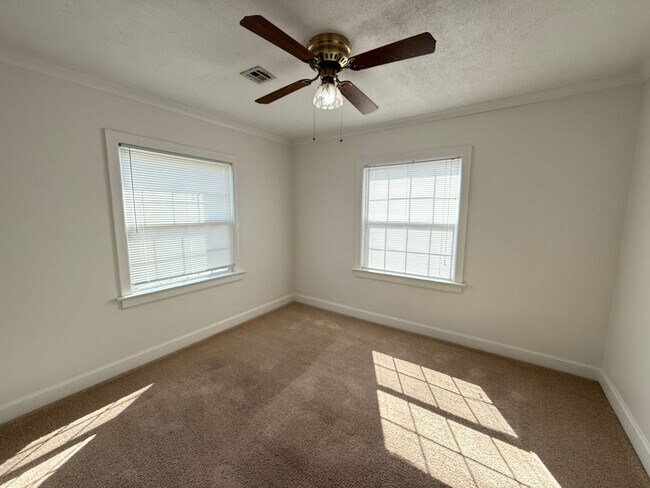 Foto del edificio - 2 Bedroom fenced yard with BONUS Room