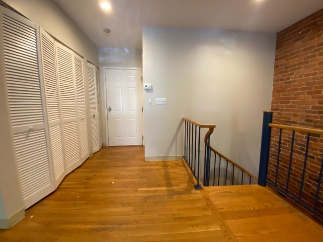 Building Photo - 84 Gainsborough St