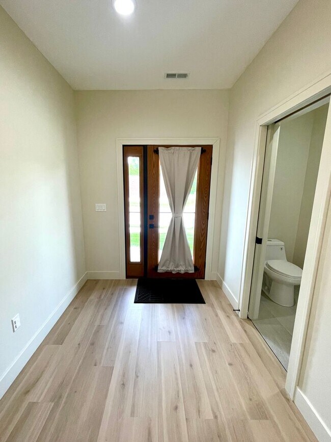 Foto del edificio - 6711-6715 New Town Ave.