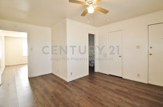 Foto del edificio - Cozy 1/1 Fourplex Unit On A Corner Lot In Weatherford For Rent!