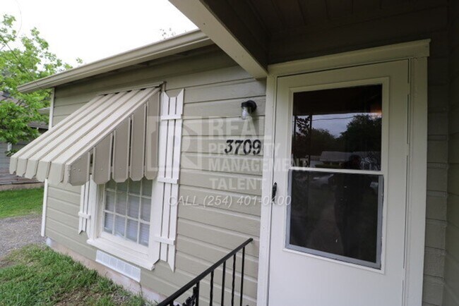 Building Photo - 2 Bedroom, 1 Bathroom Home for Rent in Wac...