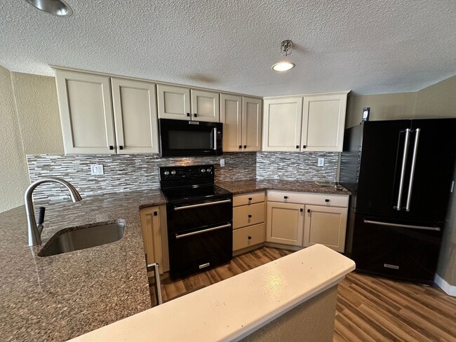 Building Photo - Renovated 1BR High-Rise Condo in Downtown ...