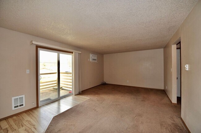 Building Photo - 2 bed 1 bath apartment (4plex building)