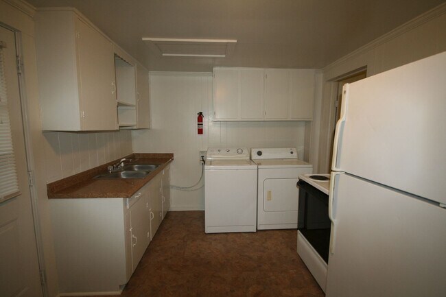 Foto del edificio - Gorgeous and Spacious 2 Story Duplex - 2 Blocks From Duke - Fenced Yd!