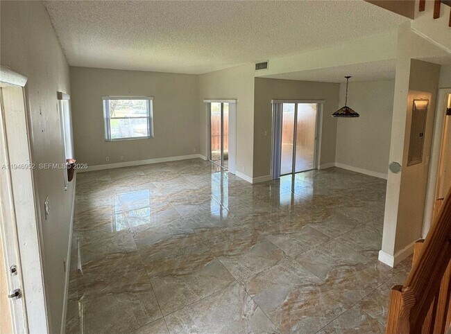 Foto del edificio - 549 Racquet Club Rd