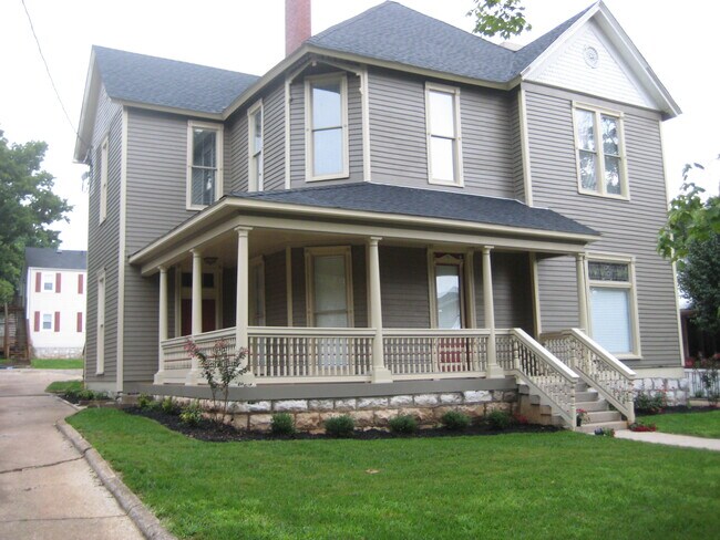 Building Photo - 928 Elm St