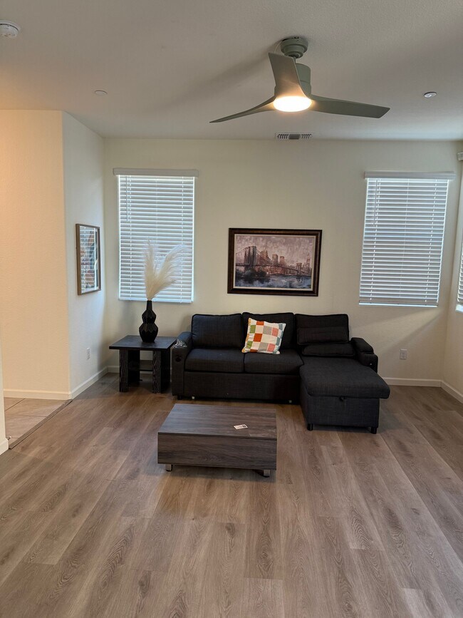 Foto del edificio - 4244 Rutherford Ave
