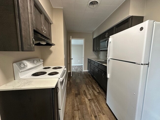 Building Photo - 2 Bedroom, 1 Bathroom Upper Level Apartment!