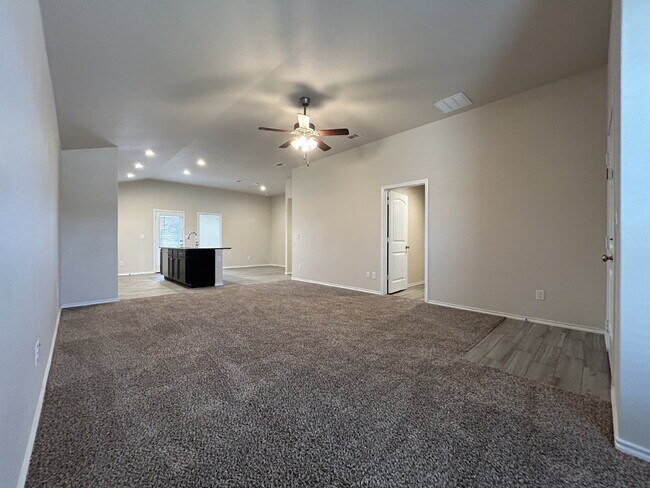 Building Photo - Home Located In Milwaukee Ridge Near Shopping Outlets & Close Access To W. Loop 289!