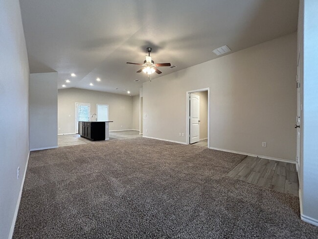 Foto del edificio - Home Located In Milwaukee Ridge Near Shopping Outlets & Close Access To W. Loop 289!