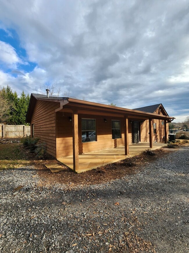 Building Photo - Asheville Rental